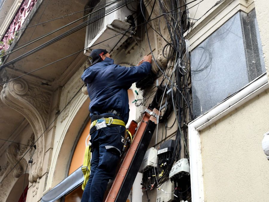 Santa Fe: continúa la limpieza de cables aéreos en la peatonal San Martín