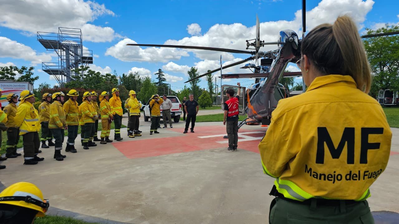 Brigadistas santafesinos se capacitaron en el uso seguro y la coordinación de medios de transporte aéreos | Información General