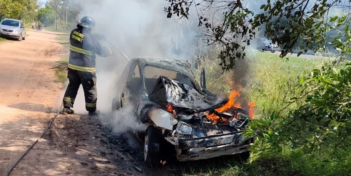 Incendio de un auto en Rincón: el vehículo fue consumido por las llamas | Noticias