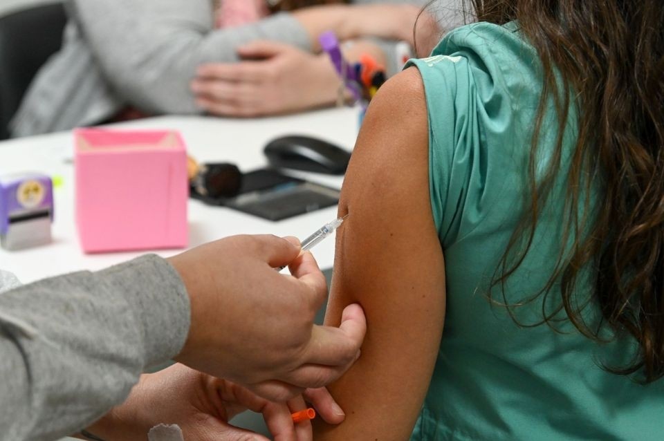 Nuevos puntos de vacunación itinerante contra gripe, neumonía y VSR | Salud