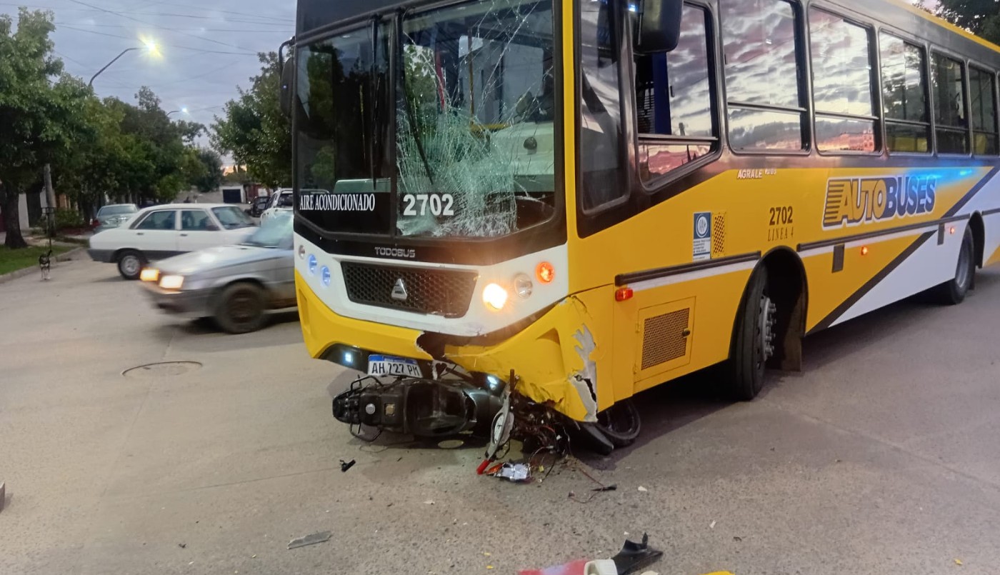 Fuerte choque frontal entre colectivo y moto: hubo heridos | Noticias
