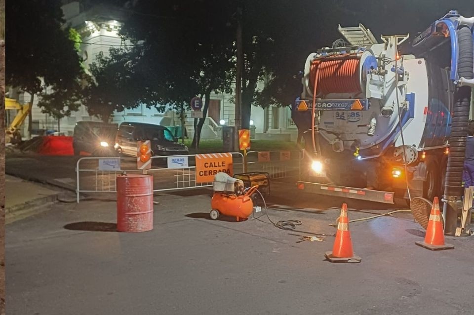 Barrio Sur: Aguas Santafesinas reparó el hundimiento en calle 3 de Febrero | Información General