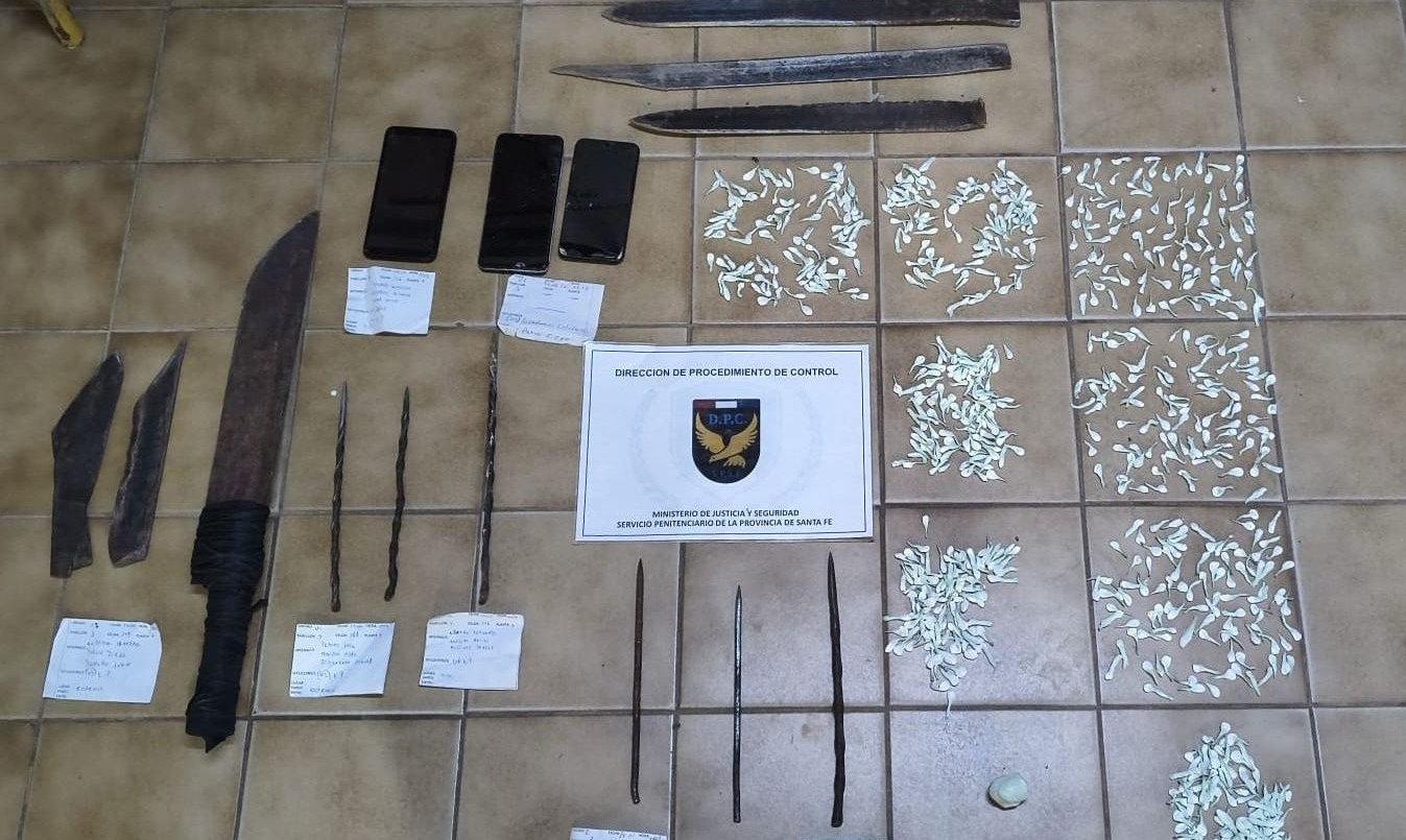 Celulares, armas blancas y sustancias prohibidas, el resultado de requisas en la cárcel de Las Flores | Policiales