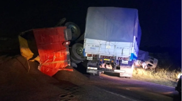Fuerte accidente entre dos camiones en Ruta Nacional 11 a la altura de Candioti | Policiales