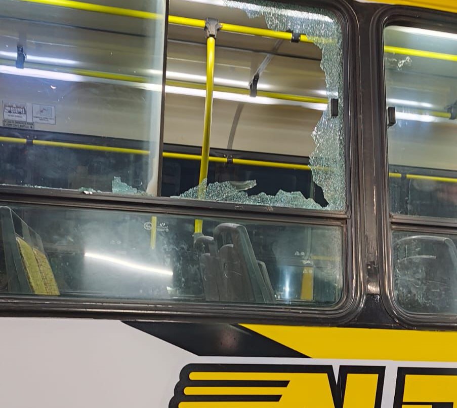 A piedrazos, rompieron los vidrios de un coche de la Línea 5 | Noticias