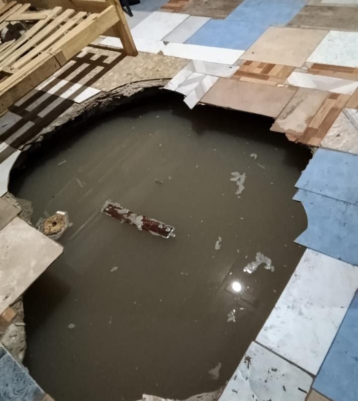 Socavón en una vivienda: cedió el piso de una habitación y cayó una mujer y sus tres hijos | Noticias