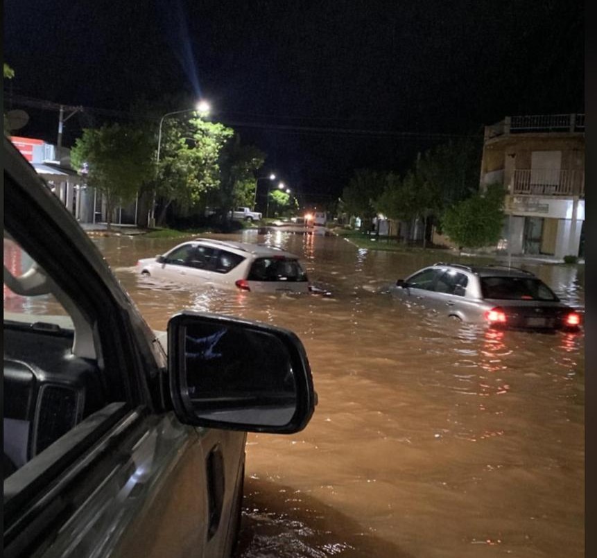 Fuerte temporal en Villa Minetti: hay evacuados y la localidad está anegada | Información General