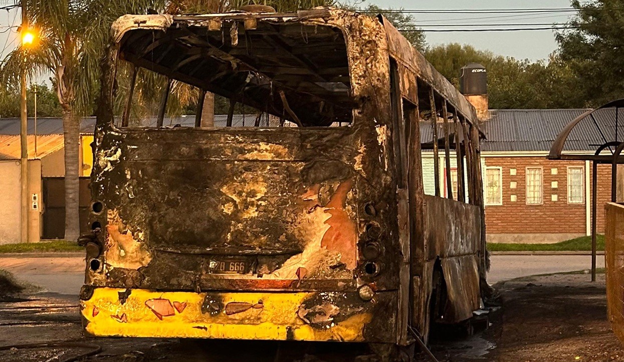 Se incendió un colectivo de la línea 11 y sufrió destrucción total | Noticias