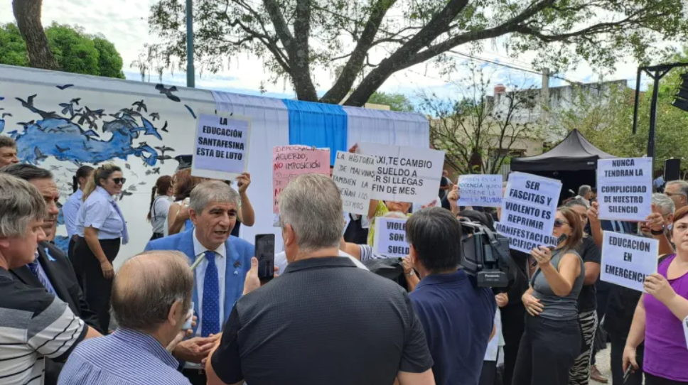 Reclamo docente a funcionarios provinciales en el acto de Malvinas en Reconquista | Información General