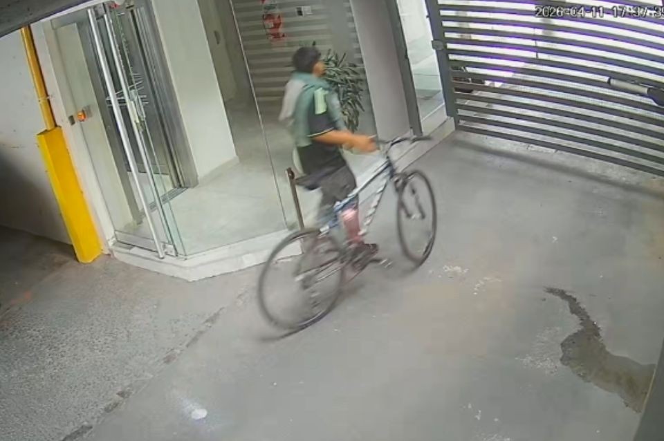 Robo en barrio Candioti: forzaron el portón de un edificio y se llevaron una bicicleta | Información General