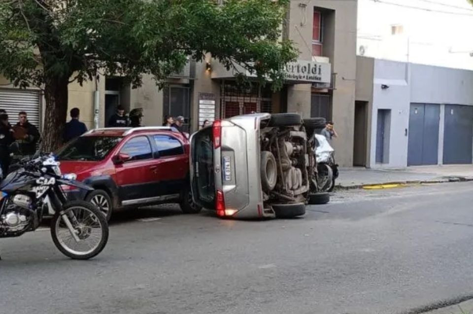 Perdió el control, chocó autos estacionados y volcó en pleno centro | Información General
