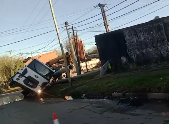 Cedió parte del terreno y volcó un camión de alumbrado en el norte de Santa Fe | Noticias