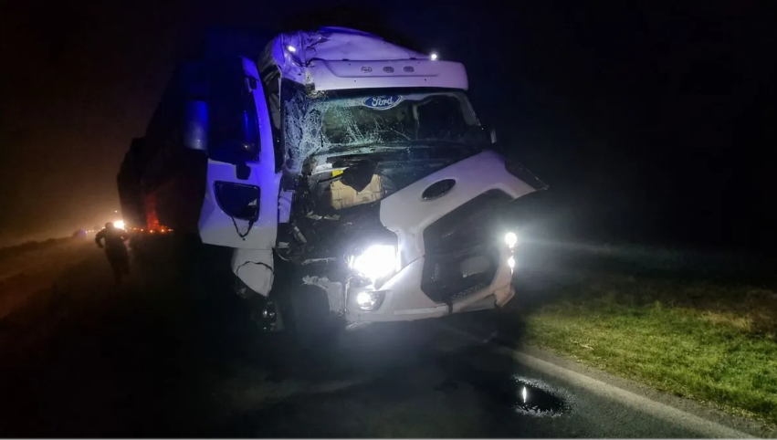 Impactante accidente entre dos camiones en Ruta Nacional 34: uno de ellos quedó atravesado en la calzada | Información General