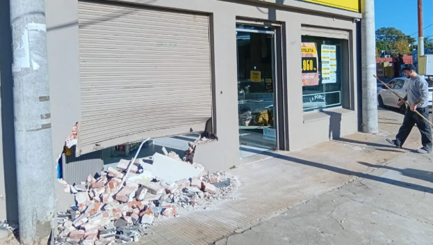 Brutal choque en Avenida Peñaloza: destruyó un local y terminó detenido | Noticias