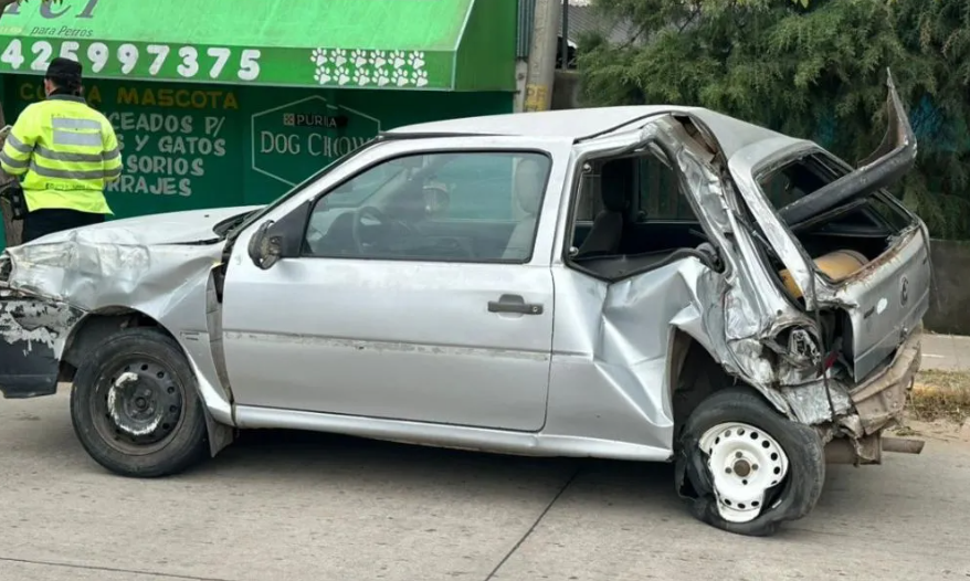 Choque en Ruta 1: un camión cruzó en rojo y embistió a una madre con sus dos hijos en Colastiné | Información General