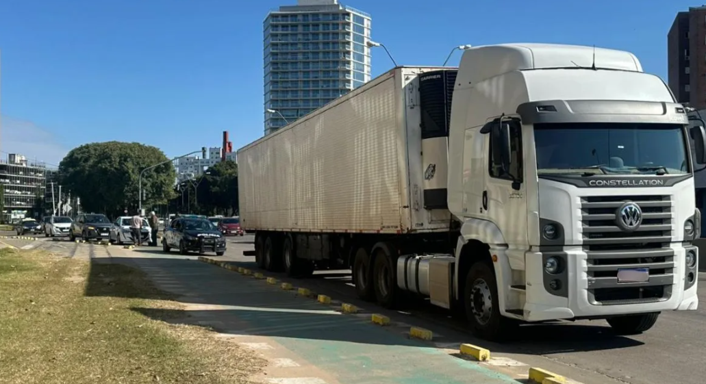 Un choque entre un camión y un auto generó demoras en avenida Alem | Información General