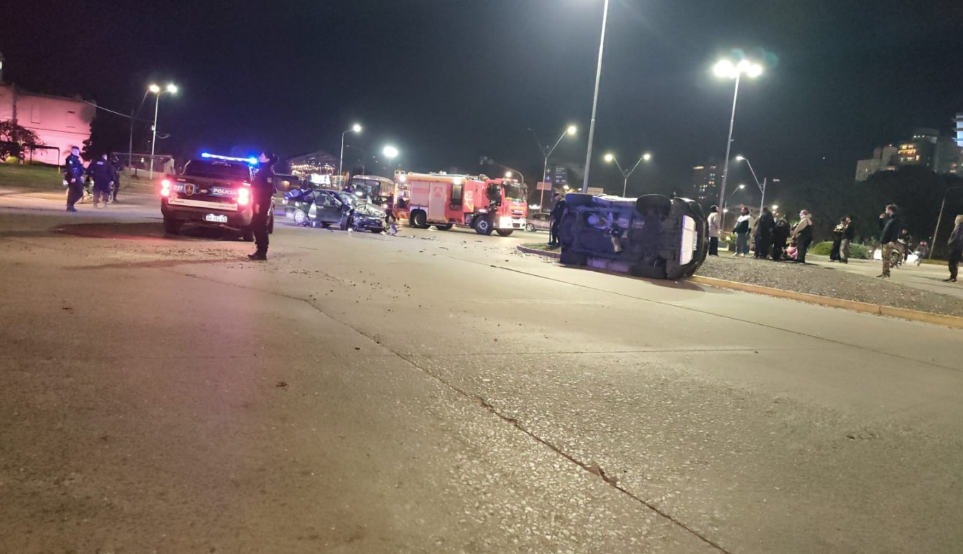 Impactante accidente con vuelco en Avenida Alem y Belgrano | Noticias