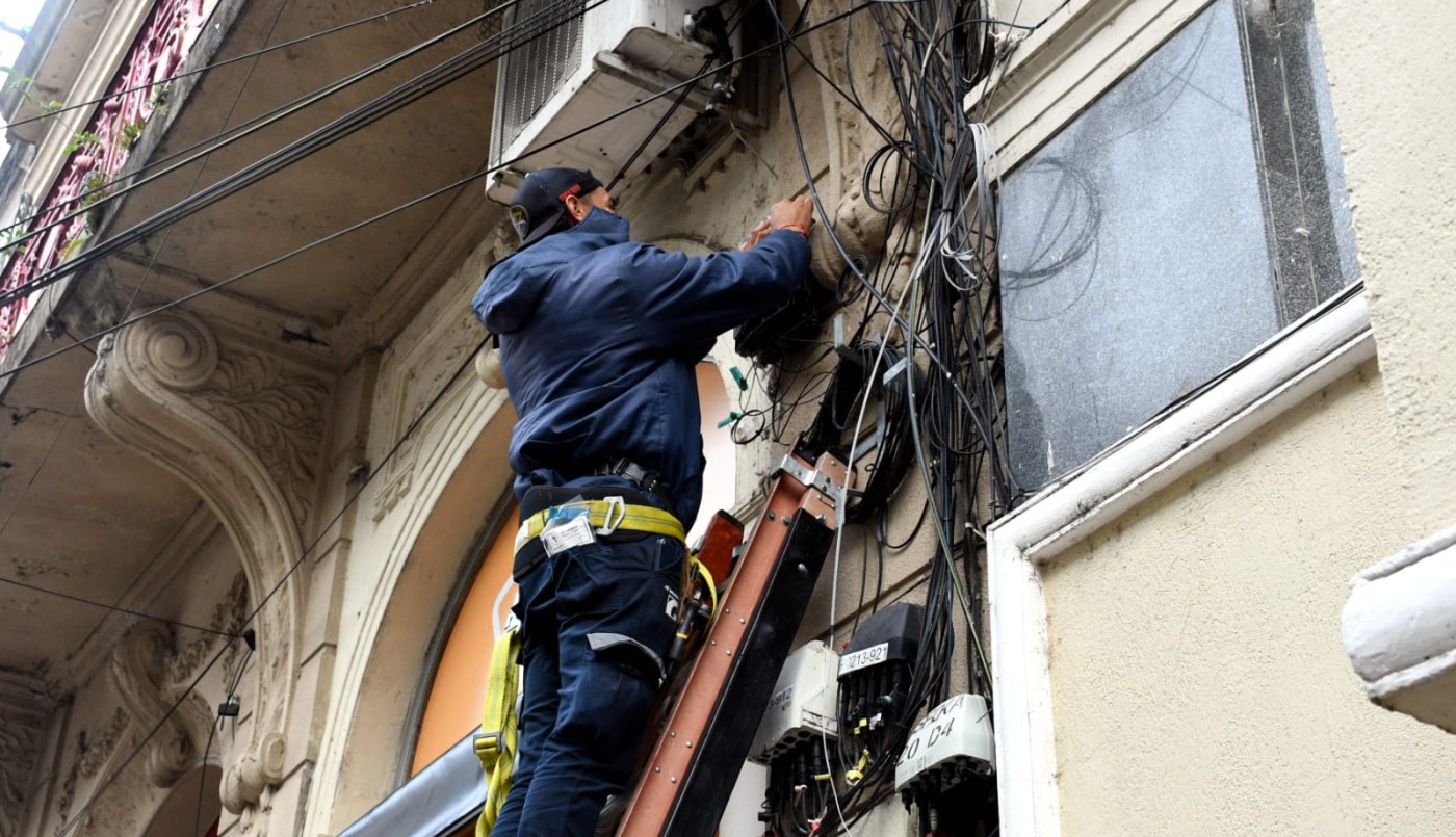 Santa Fe: continúa la limpieza de cables aéreos en la peatonal San Martín | Noticias
