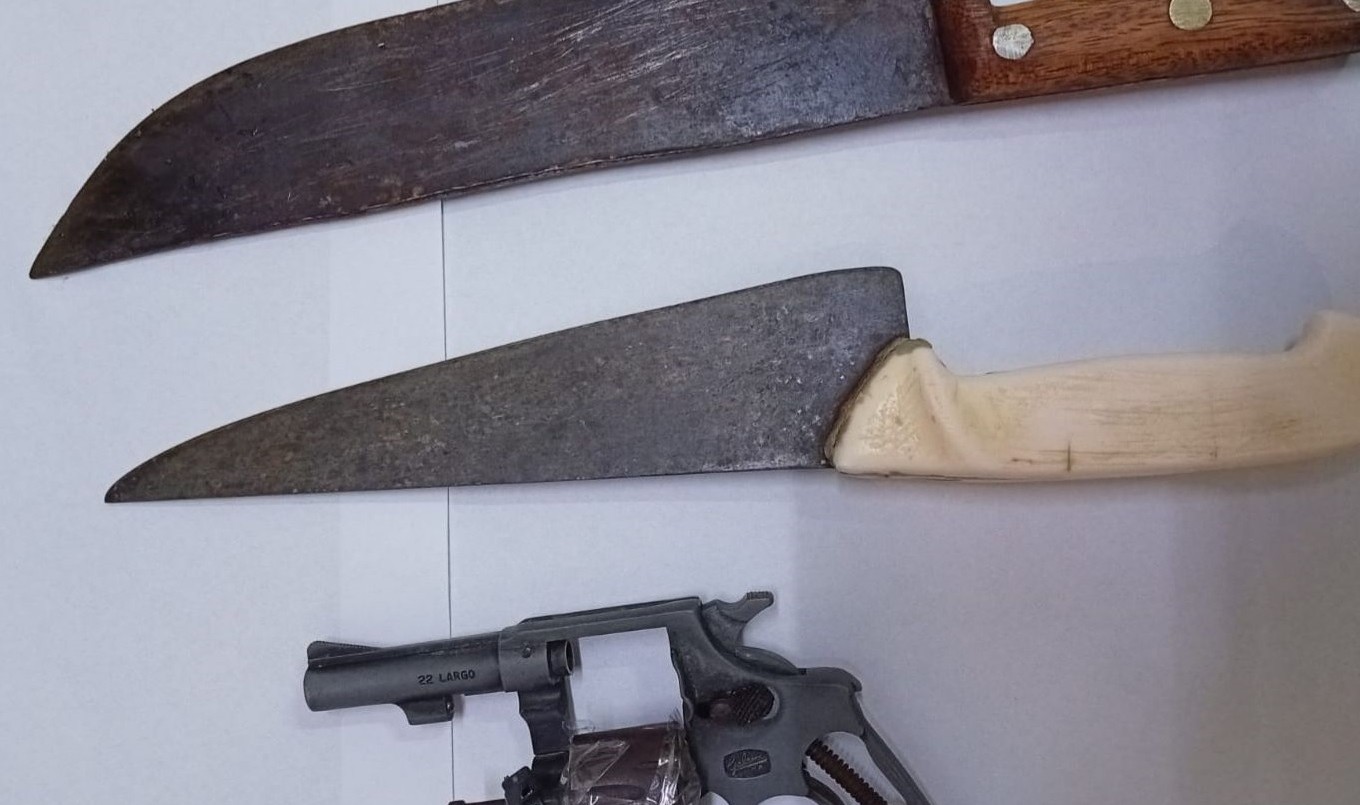 Se incautaron un arma de fuego y cuchillas tras una pelea familiar | Policiales