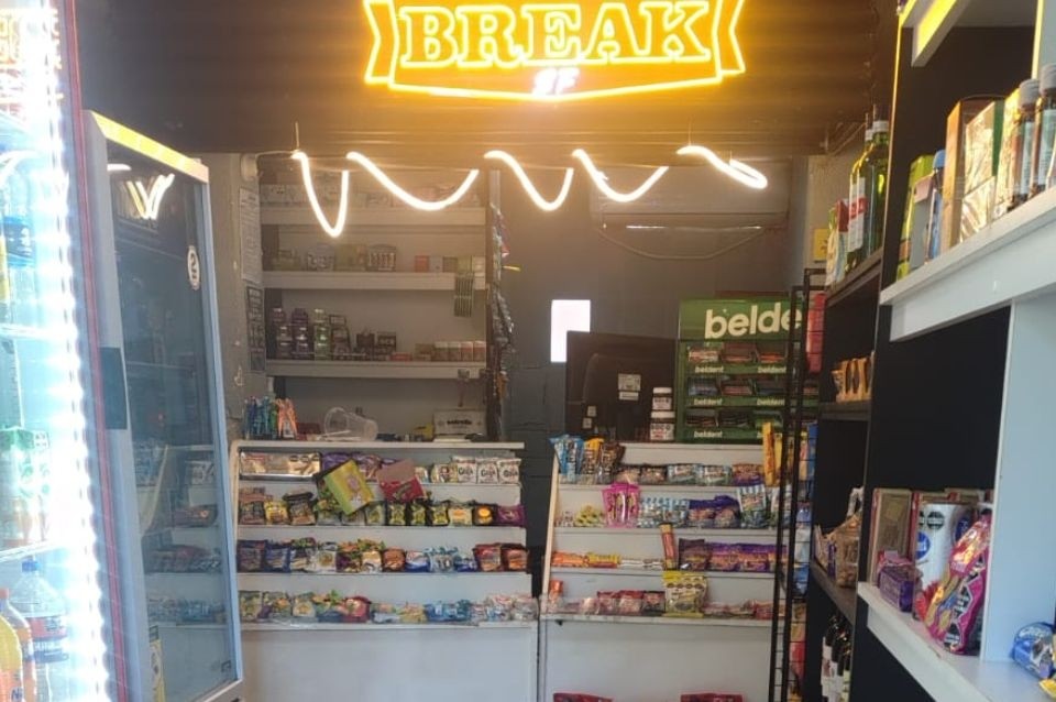 Golpeó a una empleada con una cadena y se llevó alcohol y cigarrillos de un kiosco | Policiales