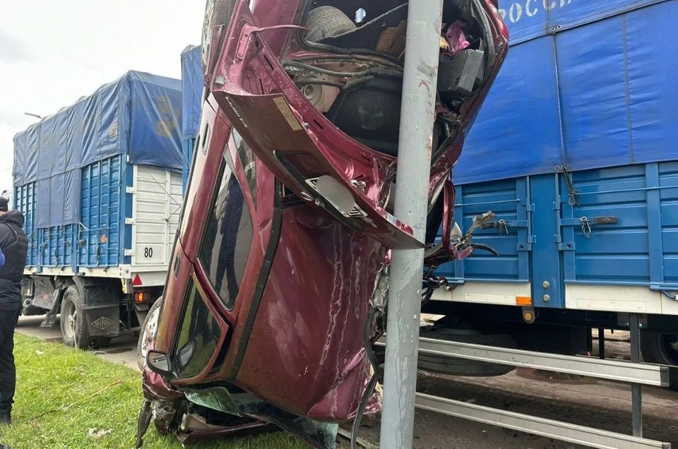 Fuerte choque entre un auto y un camión en Blas Parera: dos heridos | Información General