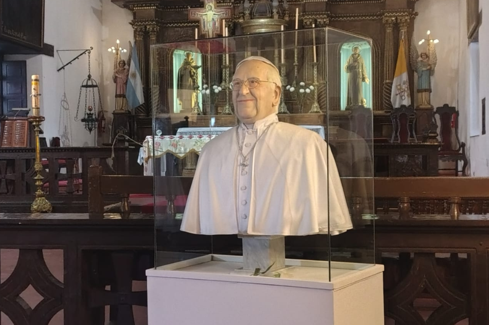 Santa Fe inauguró el primer busto en homenaje al papa Francisco | Noticias