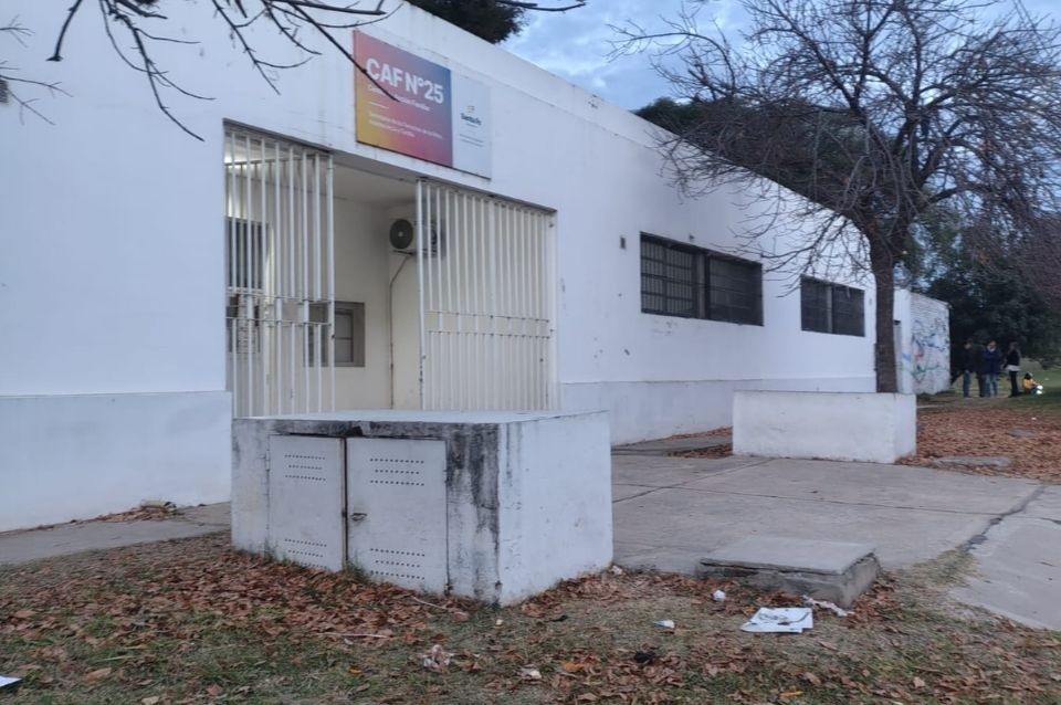 Encontraron un arma de fuego cargada en la puerta del CAF 25 del barrio Centenario | Policiales