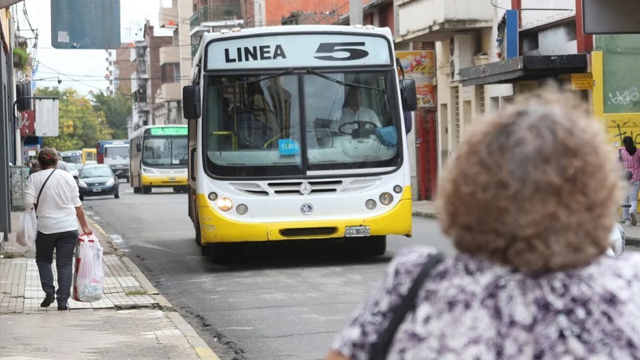 Una embarazada fue hospitalizada tras un golpe en un colectivo de la línea 5 | Información General
