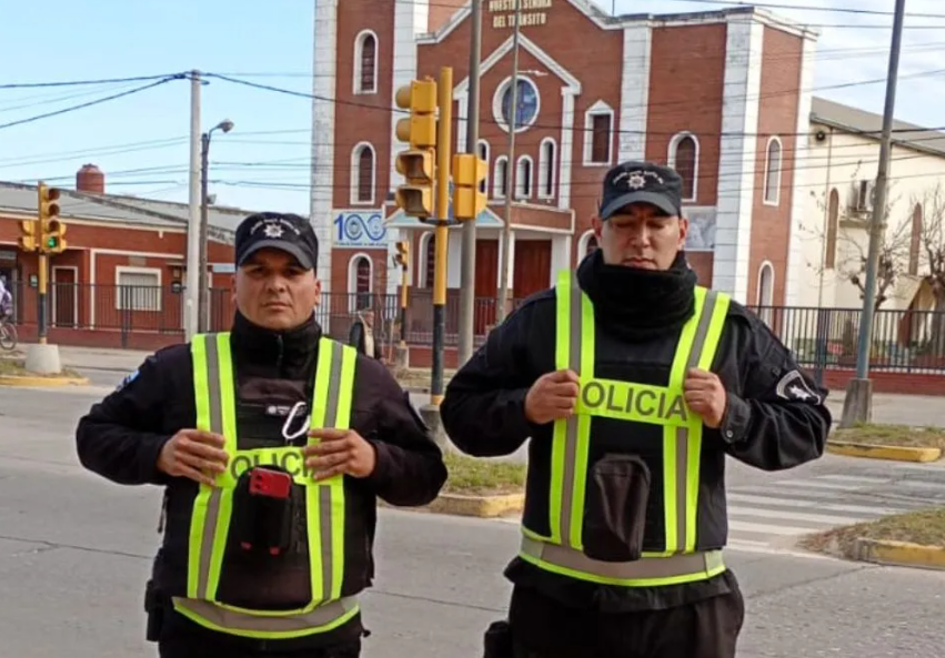 Milagrosa intervención: dos policías le salvaron la vida a una beba de un año | Noticias