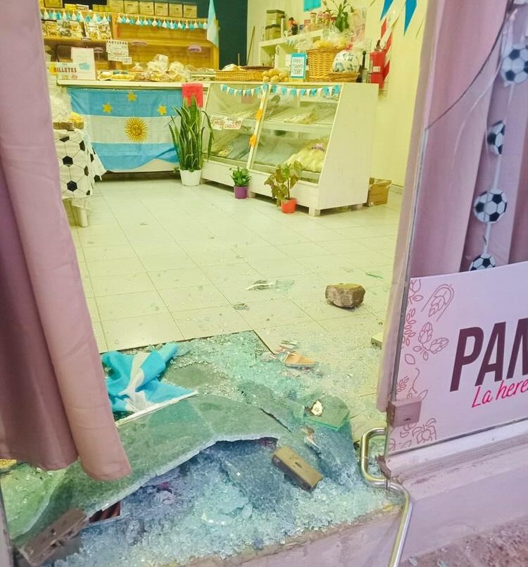 Provocaron destrozos y robaron una panadería en San José del Rincón | Policiales