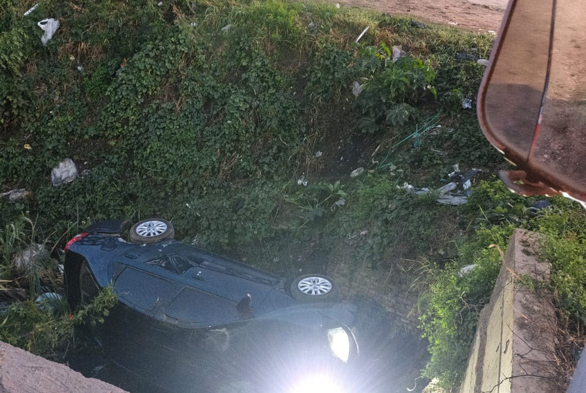 Volcó y terminó en un zanjón a metros del Puente Negro | Noticias