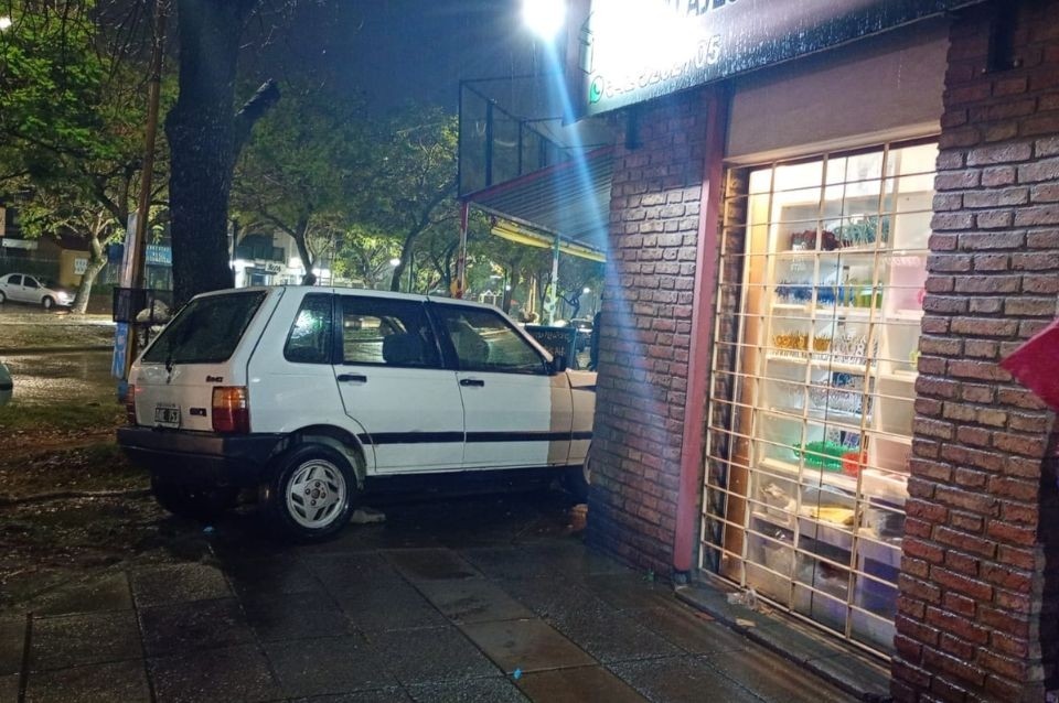 Grave accidente: un auto chocó contra la vidriera de un local en Aristóbulo del Valle | Información General