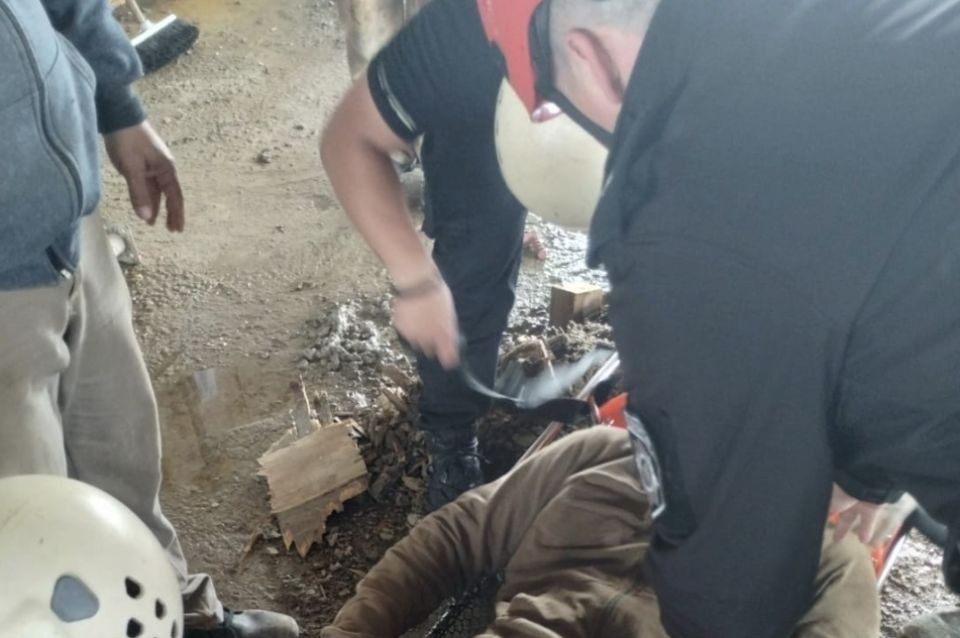 Bomberos rescataron a un obrero herido en el piso 23 de un edificio | Información General
