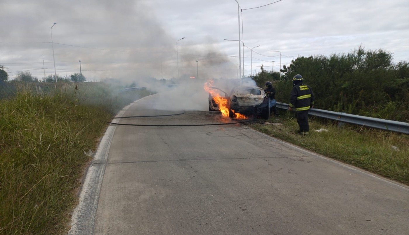 Se incendió un automóvil de manera completa en calle Gorostiaga | Noticias