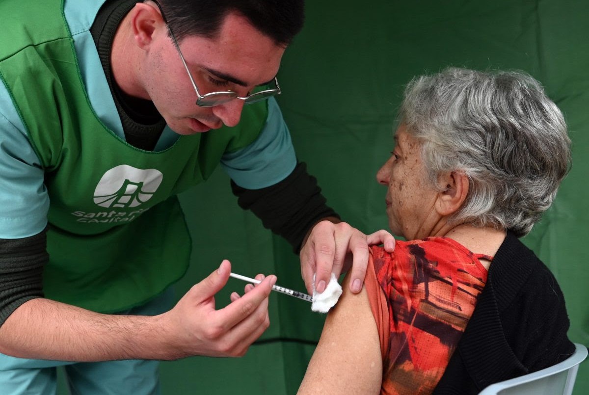 La Municipalidad continúa con la campaña de vacunación en la plaza del Folklore | Salud