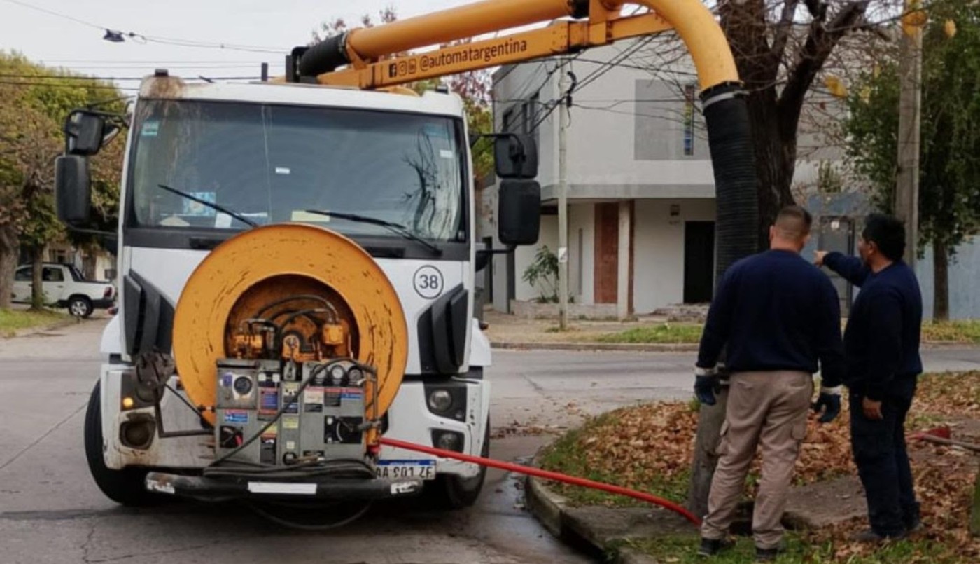 Se intensifican los trabajos de limpieza de bocas de tormentas y canales a cielo abierto de Santa Fe | Noticias