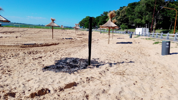 Vandalizaron las sombrillas del Espigón I de la Costanera de Santa Fe | Noticias