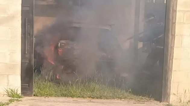 Se incendió un auto dentro de una casa en Santo Tomé | Policiales