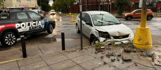 Fuerte accidente esta mañana: auto impactó contra un poste de luz | Policiales