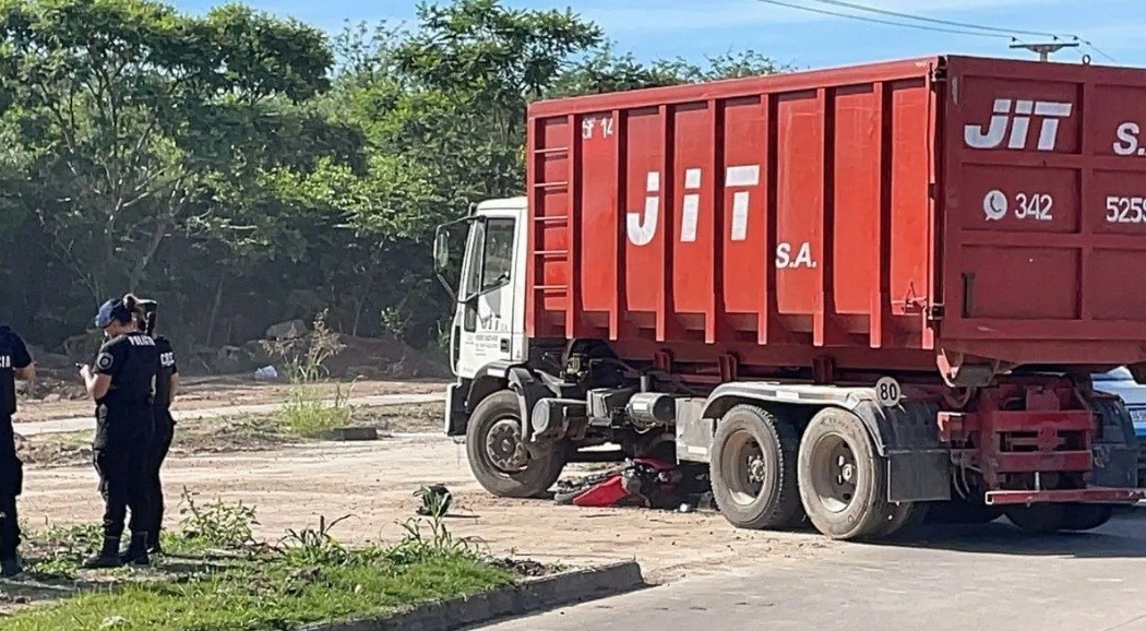 Violento choque entre una moto y un camión en avenida Peñaloza | Noticias