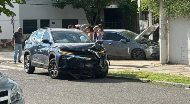 Choque en el macrocentro de Santa Fe: un auto terminó sobre la vereda tras una fuerte colisión | Información General