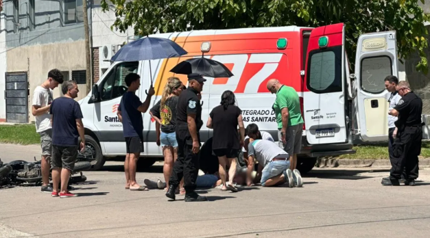 Accidente en barrio Los Hornos: una motociclista fue hospitalizada tras chocar con un auto | Información General