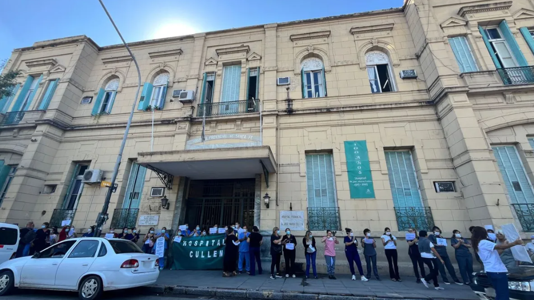 Trabajadores de salud realizaron abrazos simbólicos en los hospitales Cullen y Vera Candioti | Información General