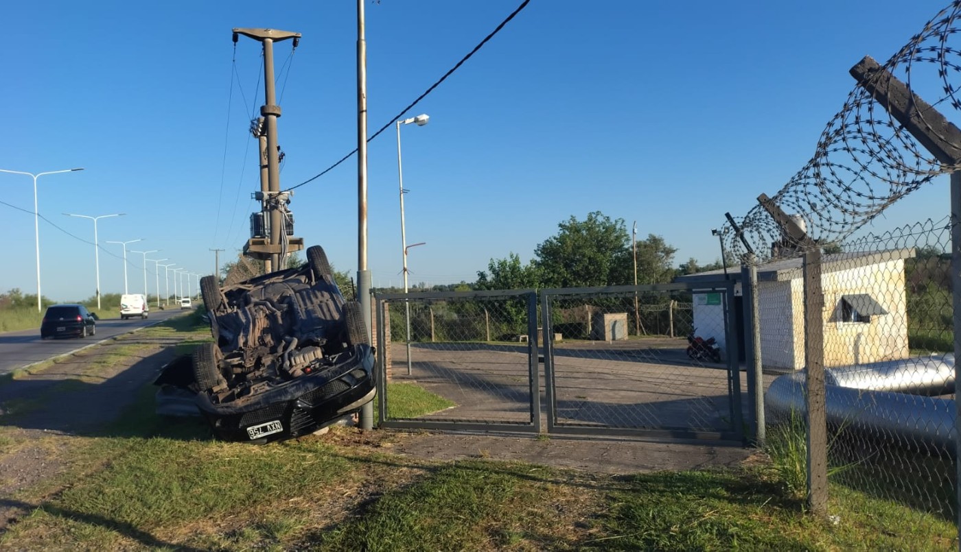 Volcó esta madrugada un auto de alta gama en la Circunvalación Oeste | Policiales