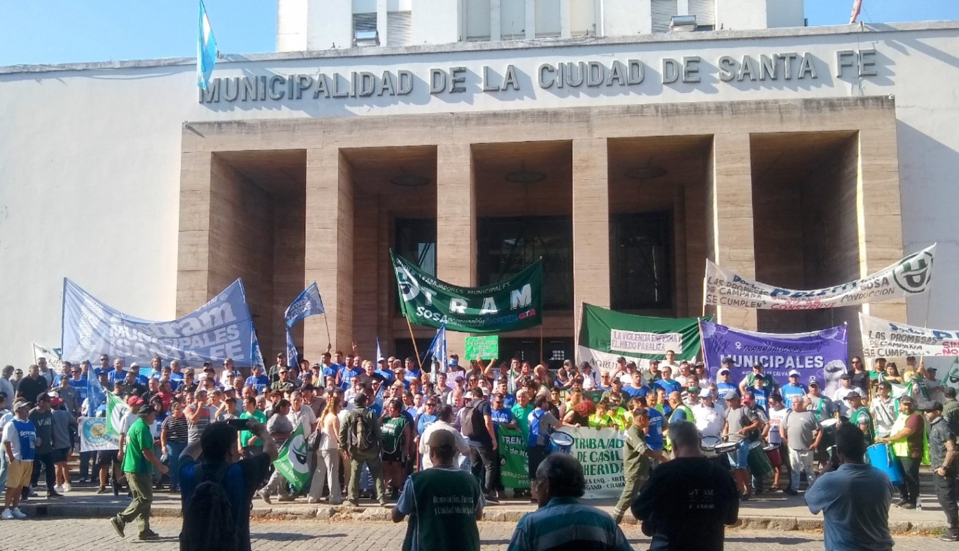 Inconvenientes y complicaciones en el tránsito por protesta de municipales en el microcentro de la ciudad | Noticias