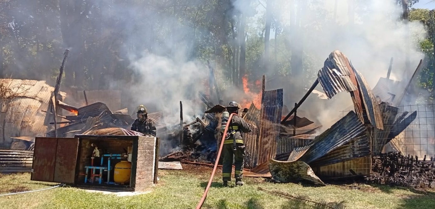 Pérdidas totales tras incendio de un galpón en la zona de la Costa | Policiales
