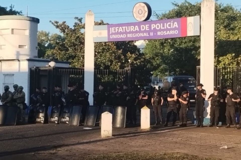 Rosario: la Fiscalía investiga a policías desplazados tras la protesta frente a la Jefatura | Policiales