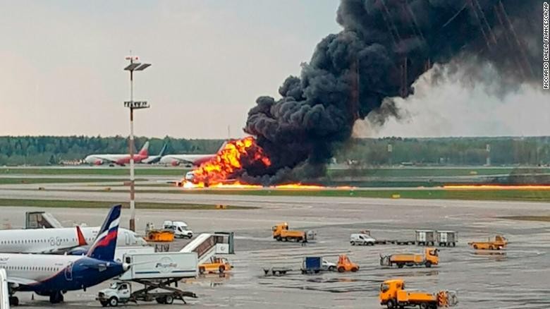 Se incendia avión ruso y el saldo de muertos supera los 40 | Noticias