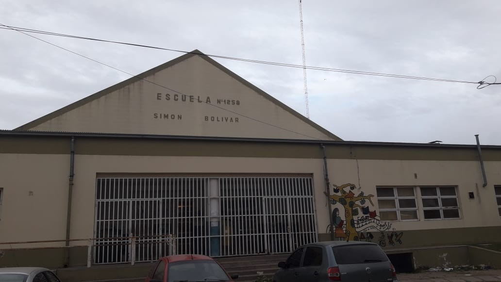 Establecimientos educativos de Barrio Centenario funcionan con custodia policial | Noticias