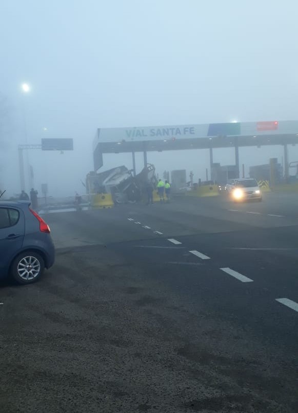 Impactante accidente en la Autopista a la salida de Rosario: 3 menores heridos | Noticias